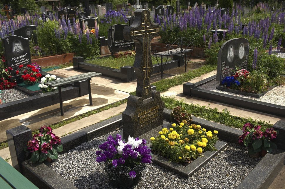 Крест с поребриком из зелёного гранита