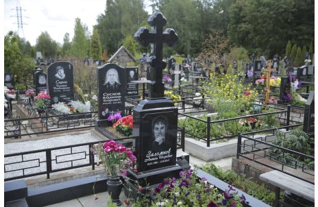 Крест-трилистник на прямоугольной голгофе