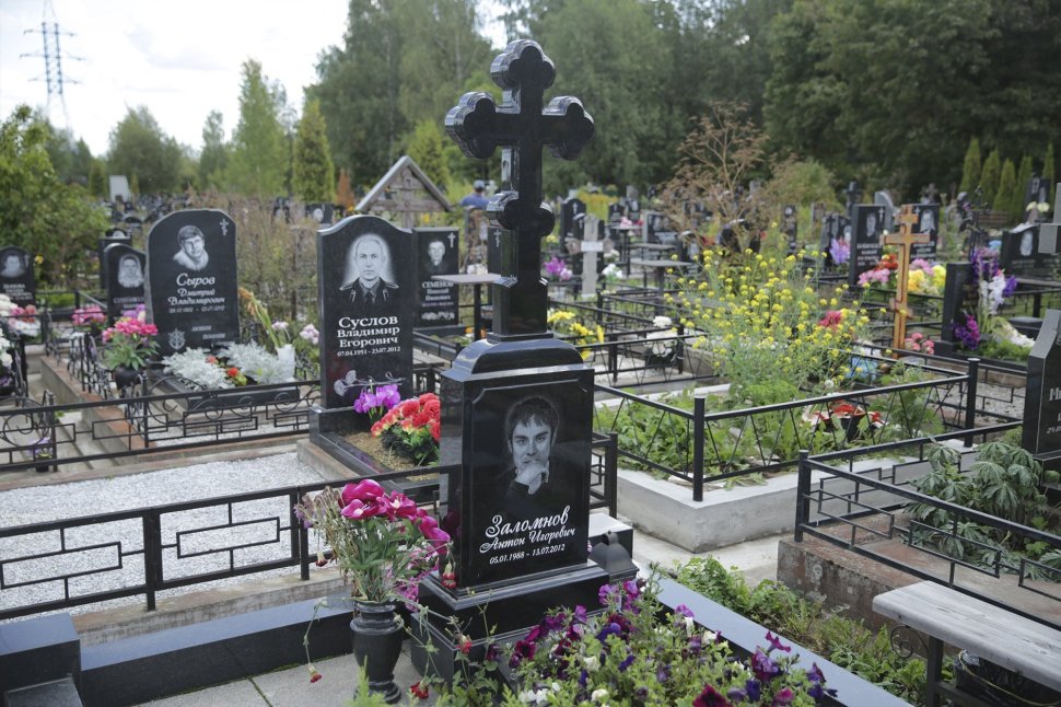 Крест-трилистник на прямоугольной голгофе