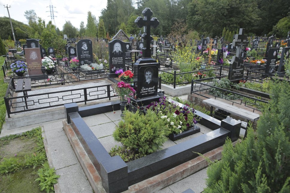 Крест-трилистник на прямоугольной голгофе