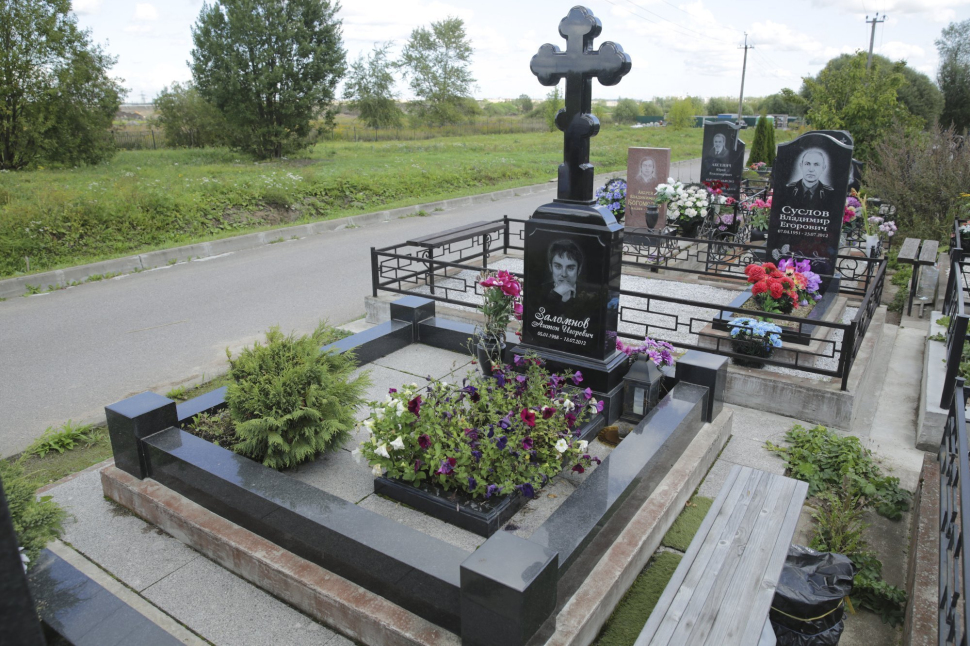 Крест-трилистник на прямоугольной голгофе