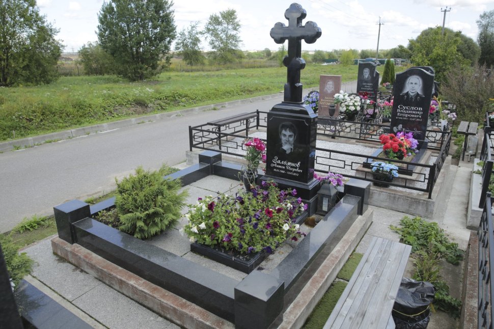 Крест-трилистник на прямоугольной голгофе