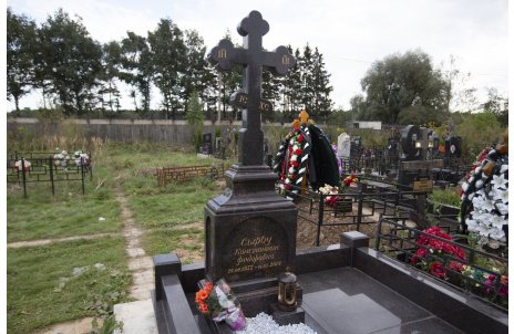 Крест-трилистник на резной голгофе