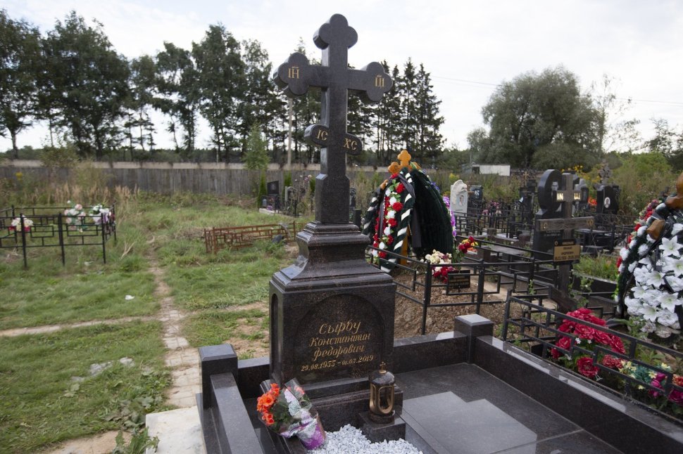 Крест-трилистник на резной голгофе