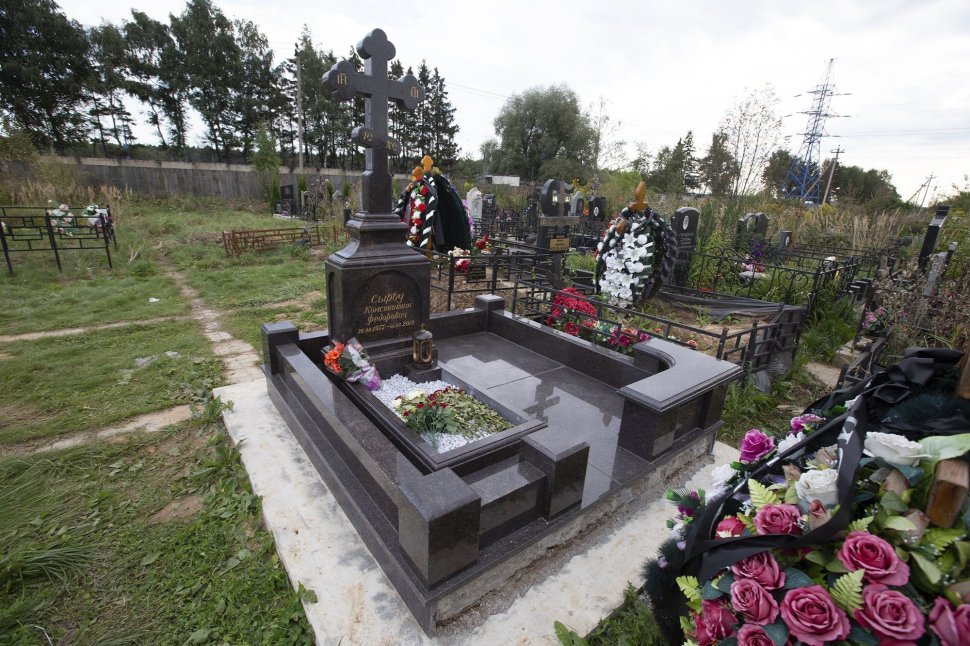 Крест-трилистник на резной голгофе