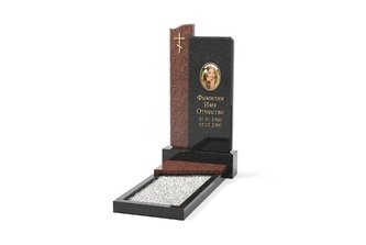 Комбинированный памятник с лежачей плитой на цветнике