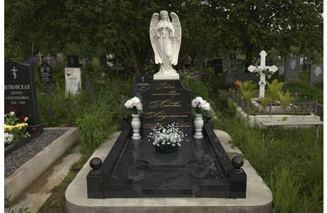 Комплекс из черного гранита с мраморным ангелом и вазами