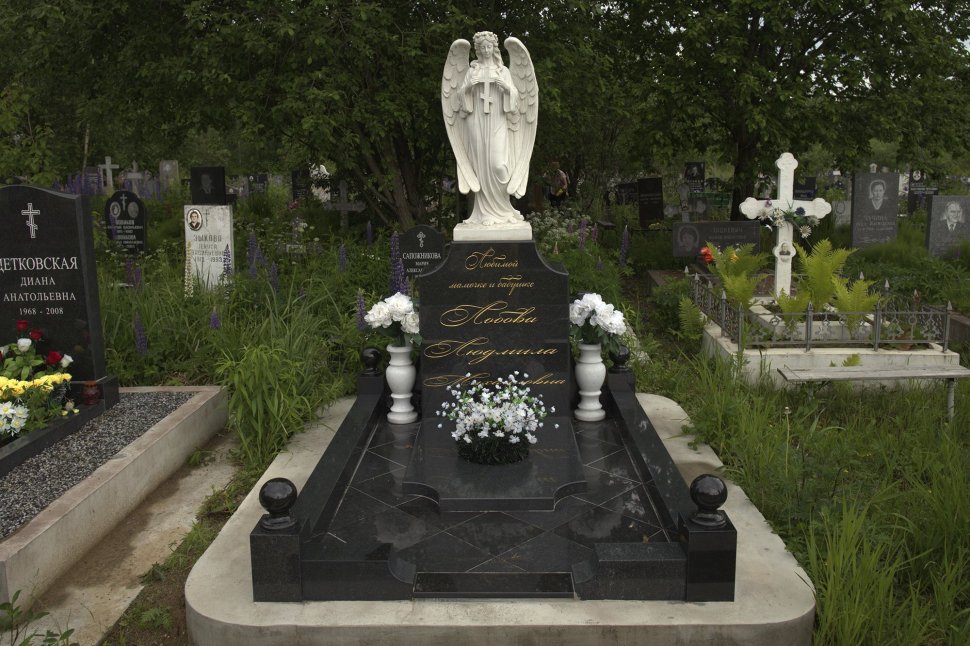 Комплекс из черного гранита с мраморным ангелом и вазами