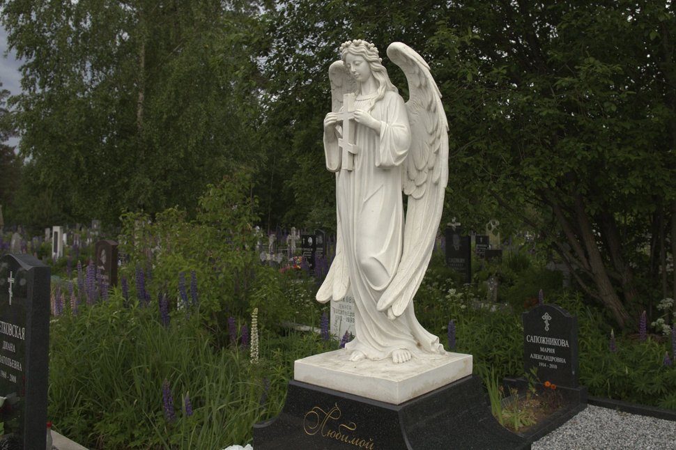 Комплекс из черного гранита с мраморным ангелом и вазами