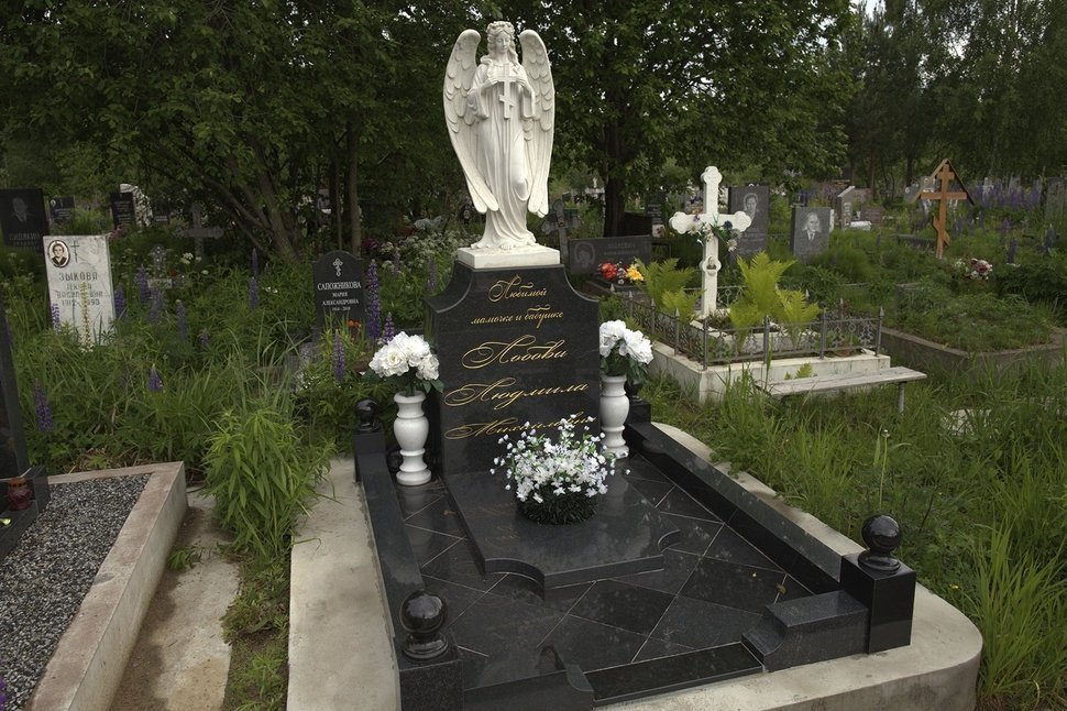 Комплекс из черного гранита с мраморным ангелом и вазами