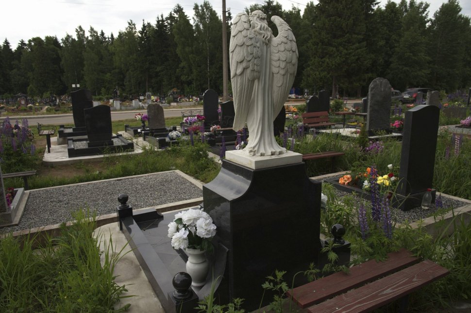 Комплекс из черного гранита с мраморным ангелом и вазами