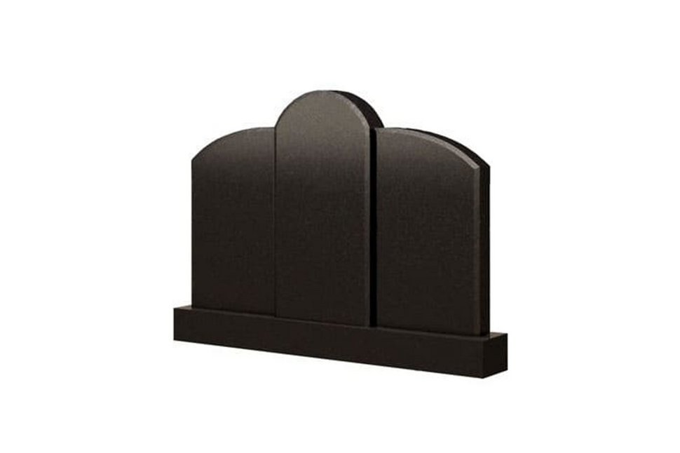 Тройной памятник с закругленными стелами