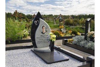 Комбинированный памятник в форме капли и листа
