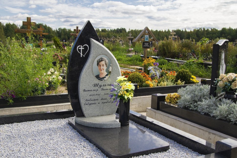 Комбинированный памятник в форме капли и листа