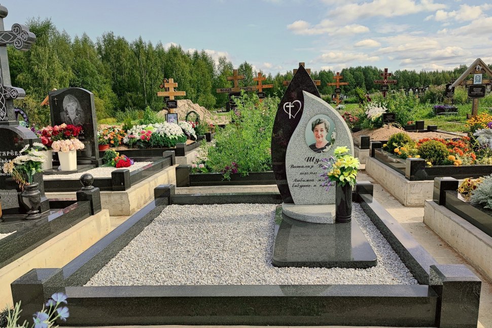 Комбинированный памятник в форме капли и листа