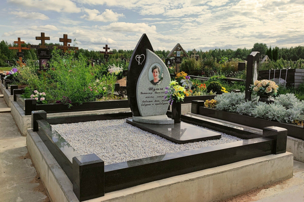 Комбинированный памятник в форме капли и листа
