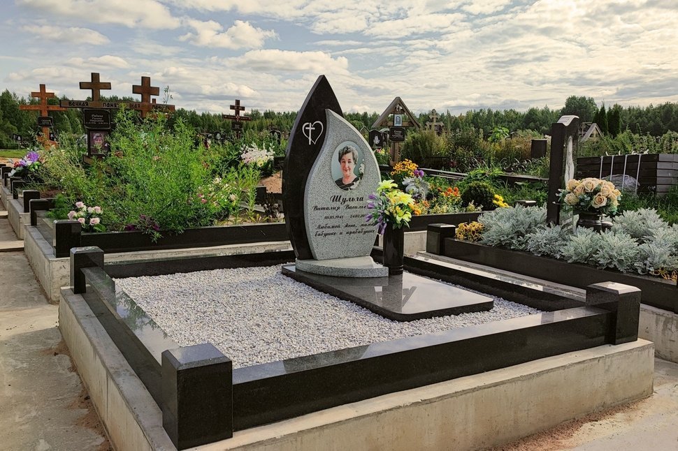 Комбинированный памятник в форме капли и листа