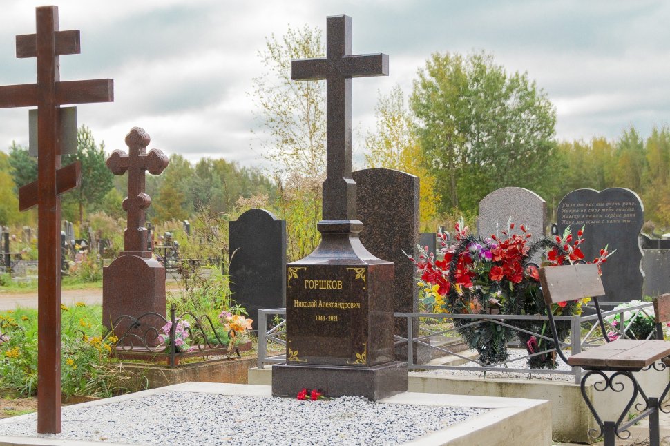 Классический крест из гранита дымовский