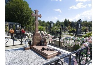 Крест с лилиями из гранита винга