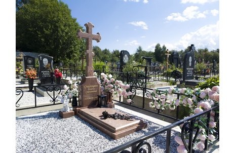 Крест с лилиями из гранита винга