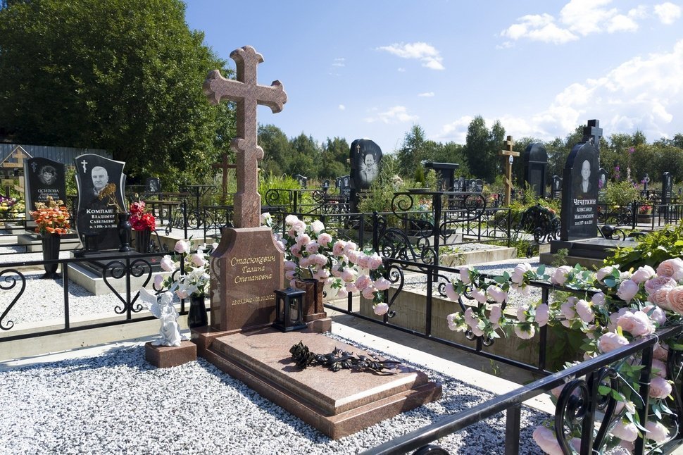 Крест с лилиями из гранита винга