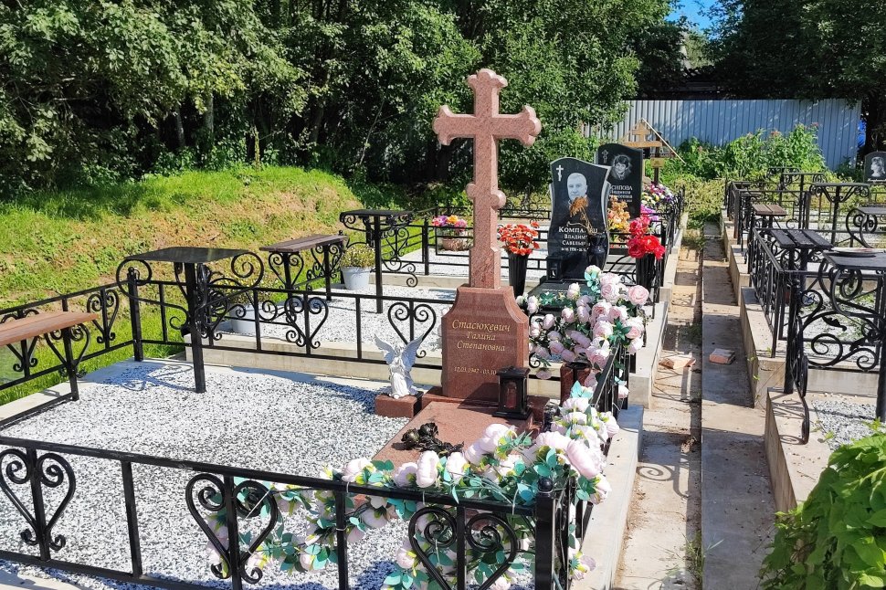 Крест с лилиями из гранита винга