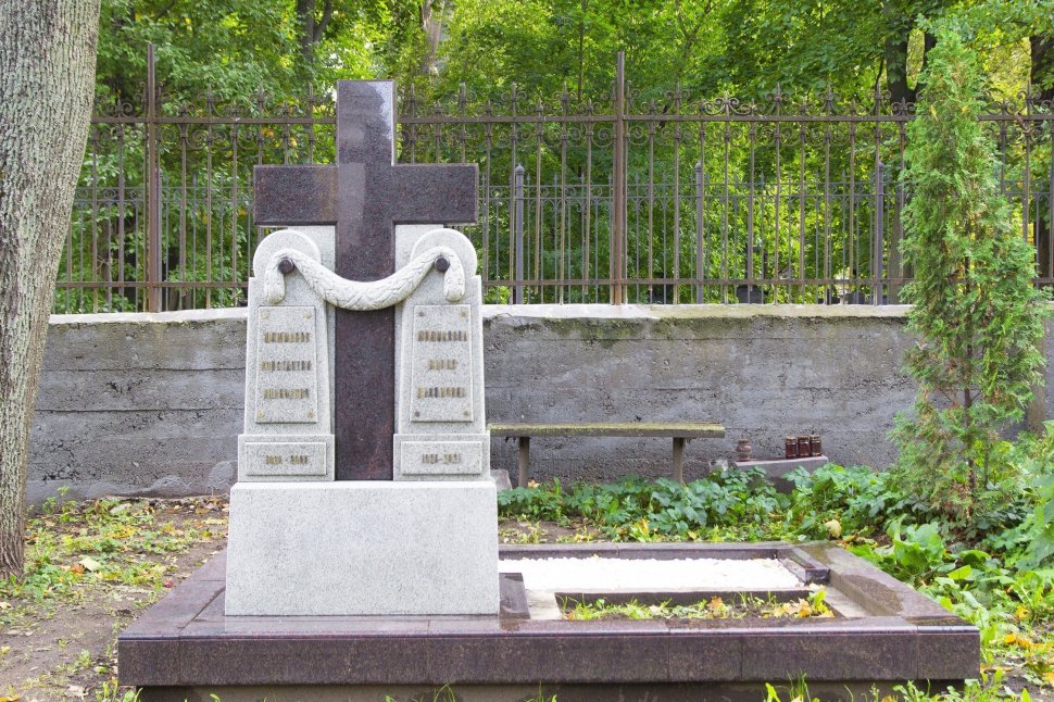 Прямой крест на двух стелах