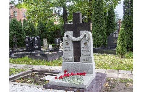 Прямой крест на двух стелах