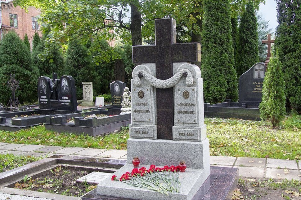 Прямой крест на двух стелах