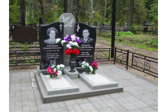 Семейный симметричный памятник с центральной стелой