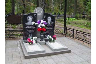 Семейный симметричный памятник с центральной стелой