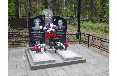 Семейный симметричный памятник с центральной стелой