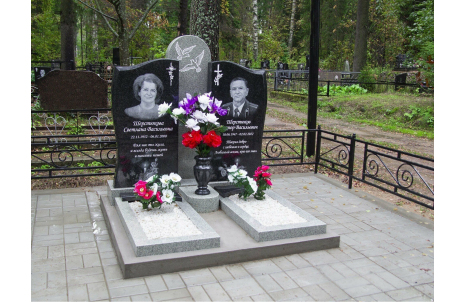Семейный симметричный памятник с центральной стелой