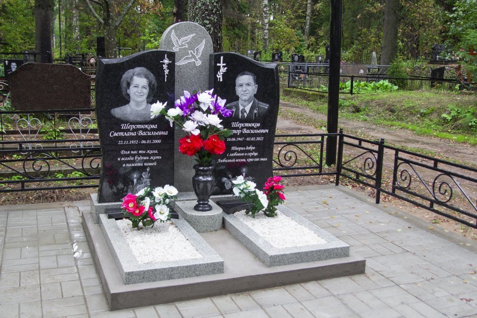 Семейный симметричный памятник с центральной стелой