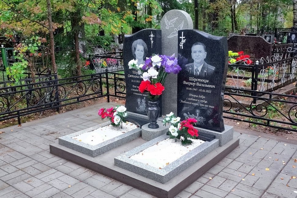 Семейный симметричный памятник с центральной стелой
