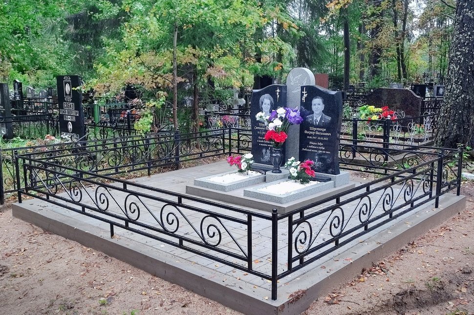 Семейный симметричный памятник с центральной стелой