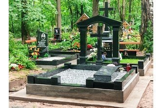 Мемориальный комплекс с крестом и куполом