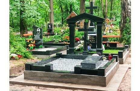 Мемориальный комплекс с крестом и куполом