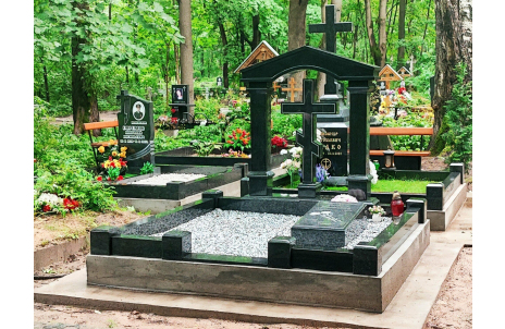 Мемориальный комплекс с крестом и куполом