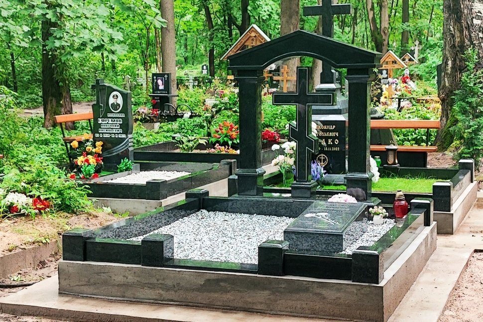 Мемориальный комплекс с крестом и куполом