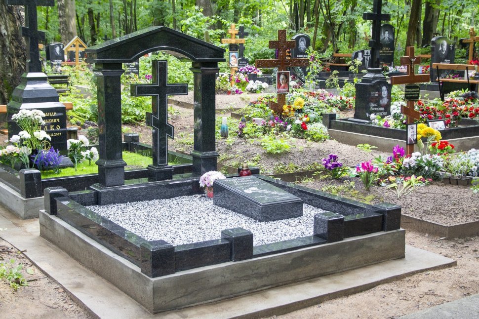 Мемориальный комплекс с крестом и куполом