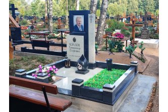 Лаконичный мемориальный комплекс из гранитов габбро и мансуровский