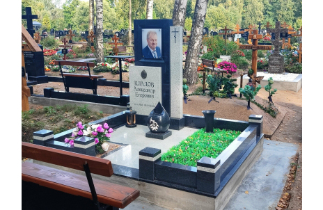 Лаконичный мемориальный комплекс из гранитов габбро и мансуровский