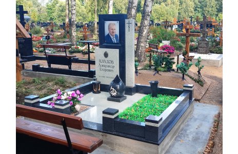 Лаконичный мемориальный комплекс из гранитов габбро и мансуровский