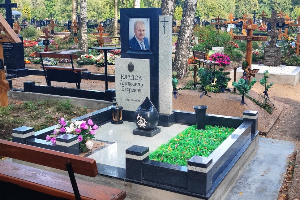 Лаконичный мемориальный комплекс из гранитов габбро и мансуровский