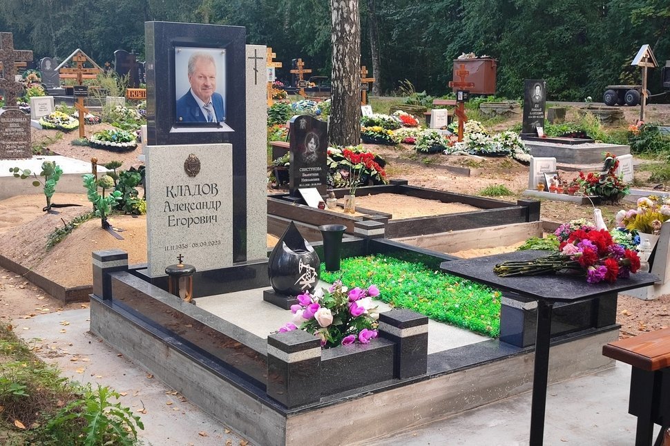 Лаконичный мемориальный комплекс из гранитов габбро и мансуровский