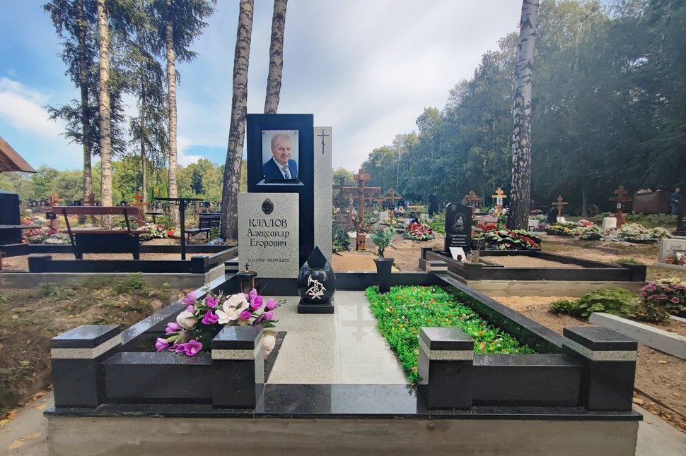 Лаконичный мемориальный комплекс из гранитов габбро и мансуровский