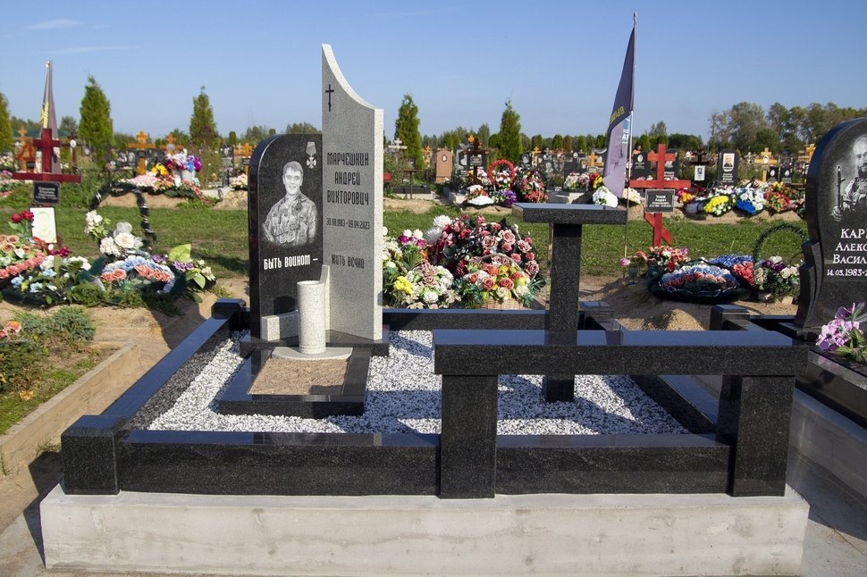 Мемориальный комплекс с памятником «Вертикаль»