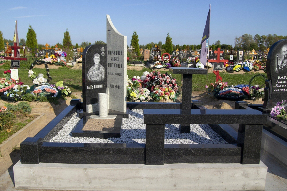 Мемориальный комплекс с памятником «Вертикаль»