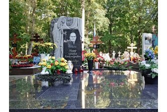 Мемориальный комплекс со скульптурной стелой